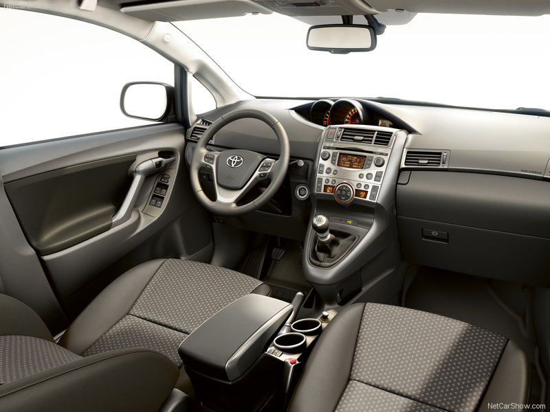 Toyota-Verso_2010_800x600_wallpaper_17.jpg