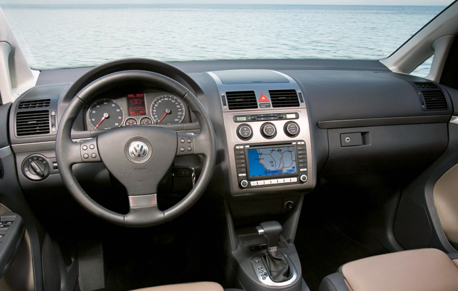 volkswagen_touran_int_lg.jpg