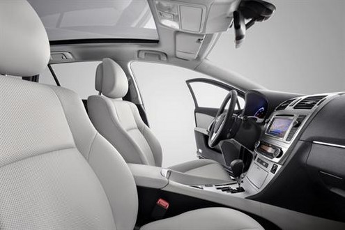 2012-Toyota-Avensis-6.jpg