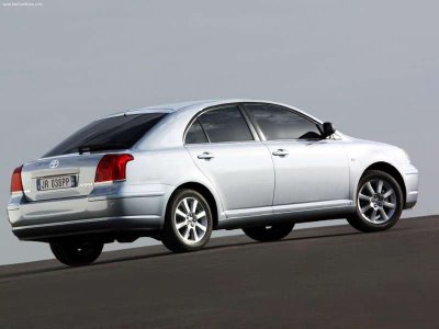 Toyota-Avensis_Liftback_2003_800x600_wallpaper_04.jpg